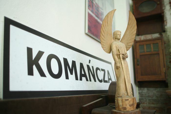 Drewniany anioł — rzeźba