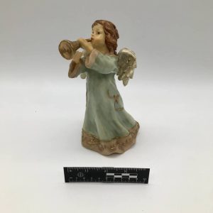 Ceramiczny anioł z trąbką