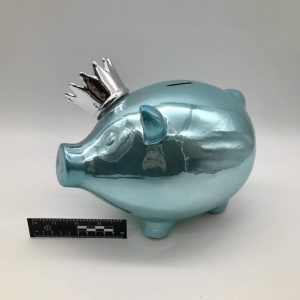 Ceramiczna świnka skarbonka w koronie