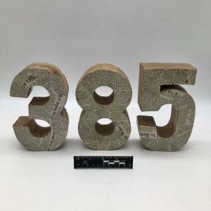 Cyfry 3D w stylu decoupage z gazety