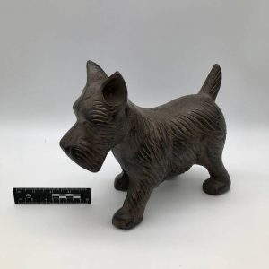 Żeliwna figurka psa — terier