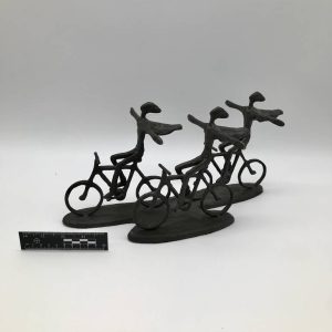 Figurka rowerzystów — minimalistyczna rzeźba trójki postaci