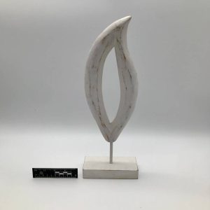 Minimalistyczna rzeźba łezki na podstawie