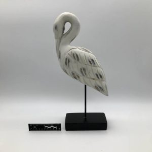 Biała figurka łabędzia na metalowym stojaku