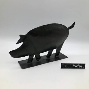 Metalowa figurka świni — industrialny bibelot