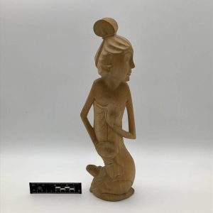 Etniczny drewniany posążek kobiety