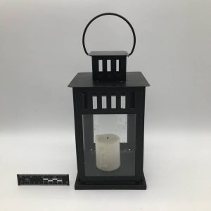 Czarny metalowy lampion ze świecą