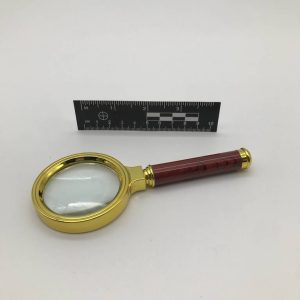 Pozłacana lupa retro z ciemną rękojeścią