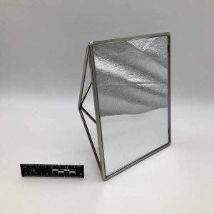 Srebrne lustro stołowe w metalowej ramie
