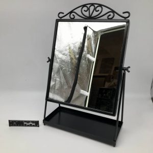 Stojące lustro z ażurową ramą w stylu art nouveau