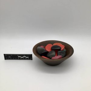 Ceramiczna misa z kamieniami dekoracyjna