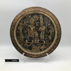 Patera egipska zdobiona metalem