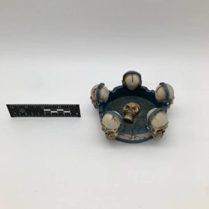 Gotycka popielnica z motywem czaszek