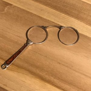 Lorgnette art déco z bursztynową rączką