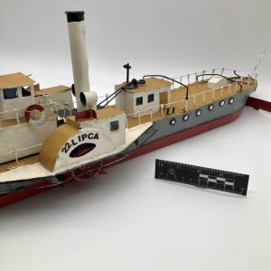 Model parowca z napisem LIPCA