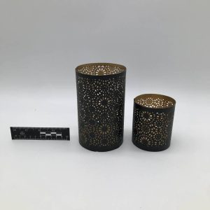 Para metalowych lampionów ażurowych w kwiaty