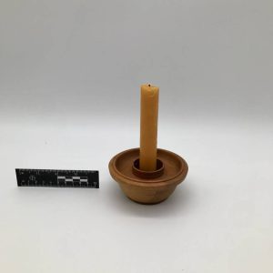 Drewniany świecznik minimalistyczny