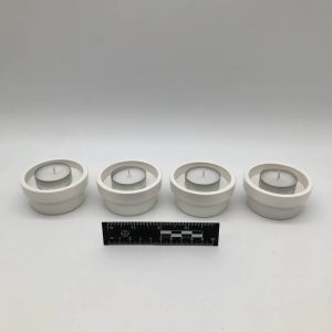 Zestaw czterech białych świeczników ceramicznych