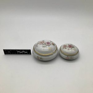 Porcelanowe puzderko z kwiatowym wzorem