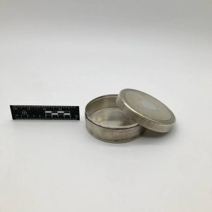 Minimalistyczne puzderko ze szczotkowanego metalu