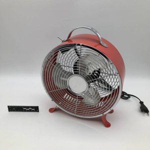 Koralowy metalowy wentylator z chromowaną siatką i rączką