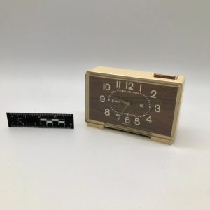 Kwadratowy budzik retro z lat 60.