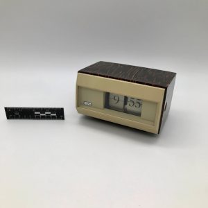 Cyfrowy budzik vintage z lat 70.